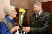Районная власть поздравила с праздником женщин-ветеранов войны Районная власть поздравила с праздником женщин-ветеранов войны