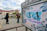 Американская рэп-исполнительница Фукушима выступила в Дрибине, примерила лапти и попробовала местного самогона